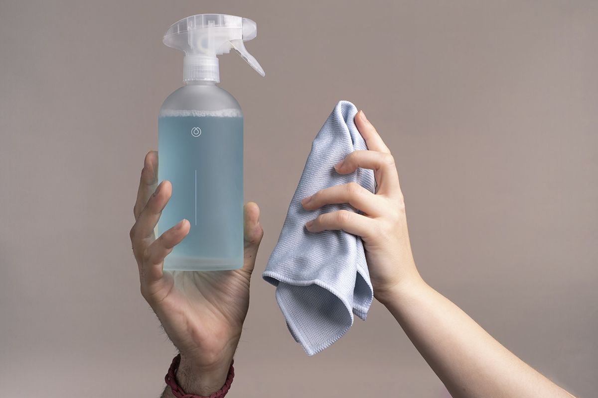 Un paño húmedo también es buena opción para quitar manchas de la pantalla